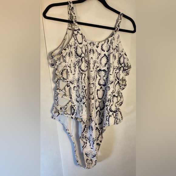 Edelqual One Piece Swimsuit High Cut with side Cutouts White Snakeskin Size XXL - Picture 9 of 16